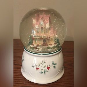 Pfaltzgraff Musical Snow Globe. Winterberry. Welcome 2000. Vintage Y2K.